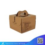 Bao-bì-hộp-giấy-đựng-bánh-kemHộp giấy quai xách có cửa sổ nhựa
