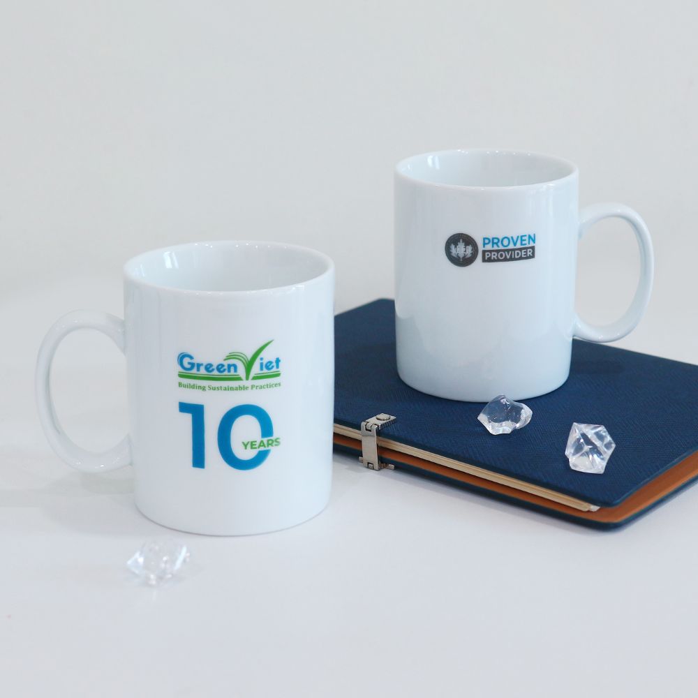In logo Green Việt 10 years trên cốc sứ trắng theo yêu cầu