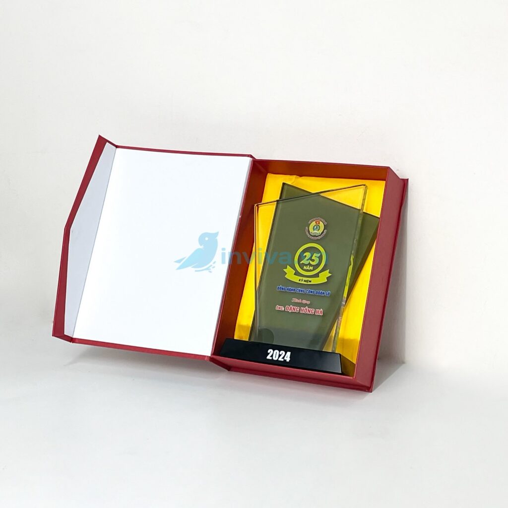 Xưởng sản xuất hộp đựng kỷ niệm chương in logo theo yêu cầu, giá tốt tại HCM