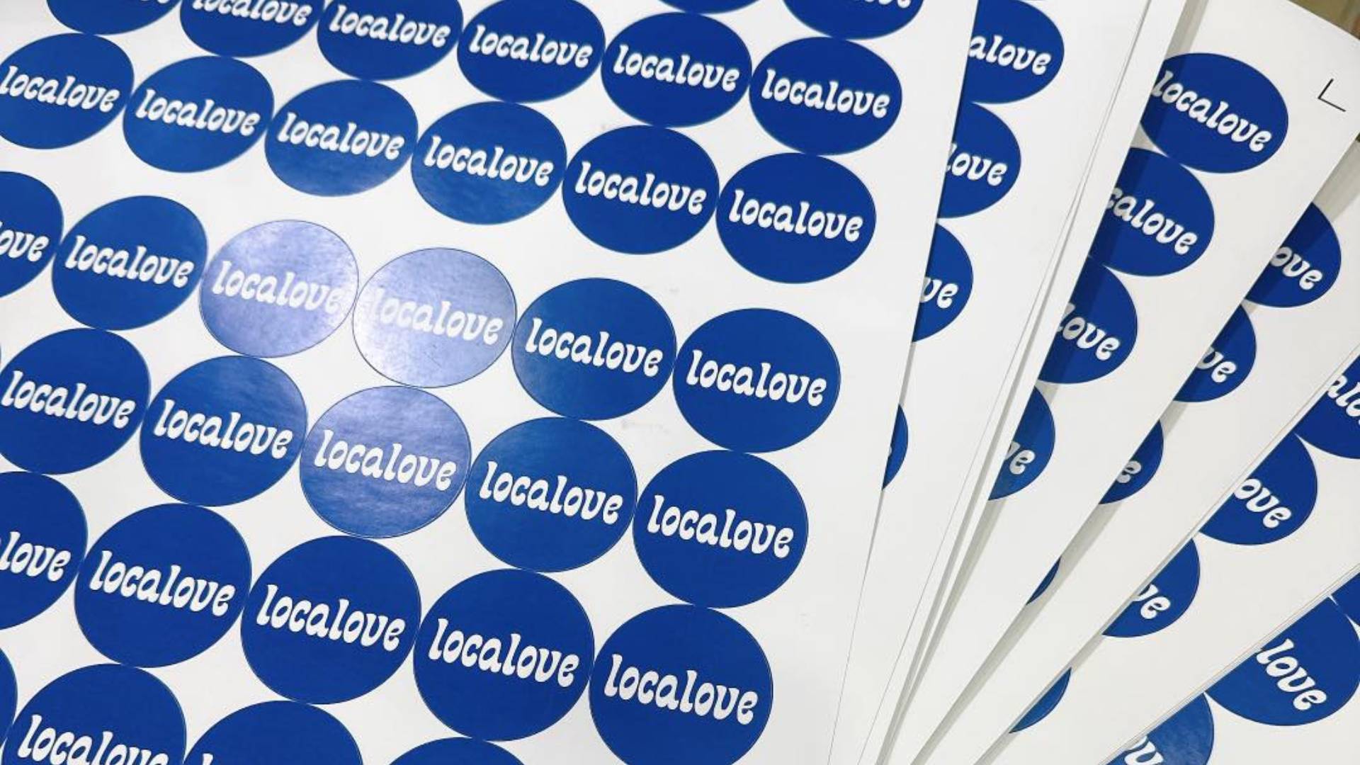 Mẫu tem dán chất liệu decal sữa cán mờ localove