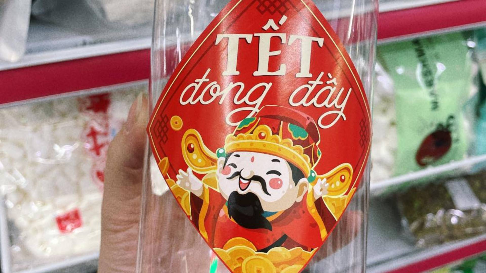 In em dán hộp bánh Tết đong đầy