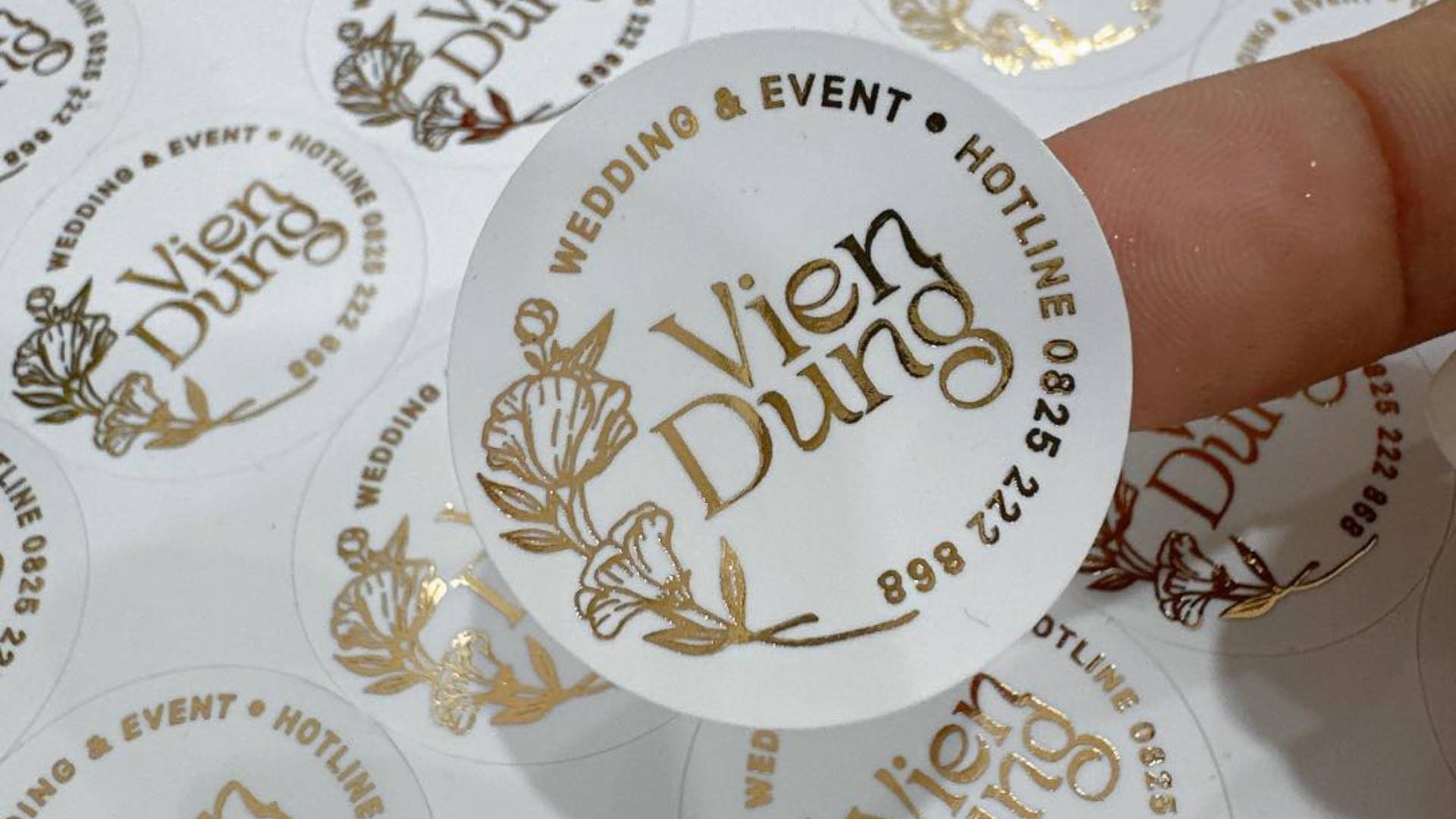 Tem dán chất liệu decal sữa cán mờ theo yêu cầu tiệc cưới