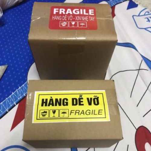 Mẫu nhãn dán cảnh báo hàng dễ vỡ phổ biến và được sử dụng nhiều nhất hiện nay