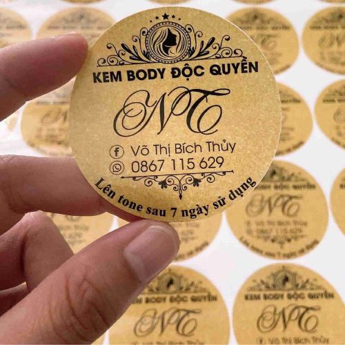 Tem dán nắp hộp kem body thường có dạng hình tròn được thiết kế đơn giản với logo