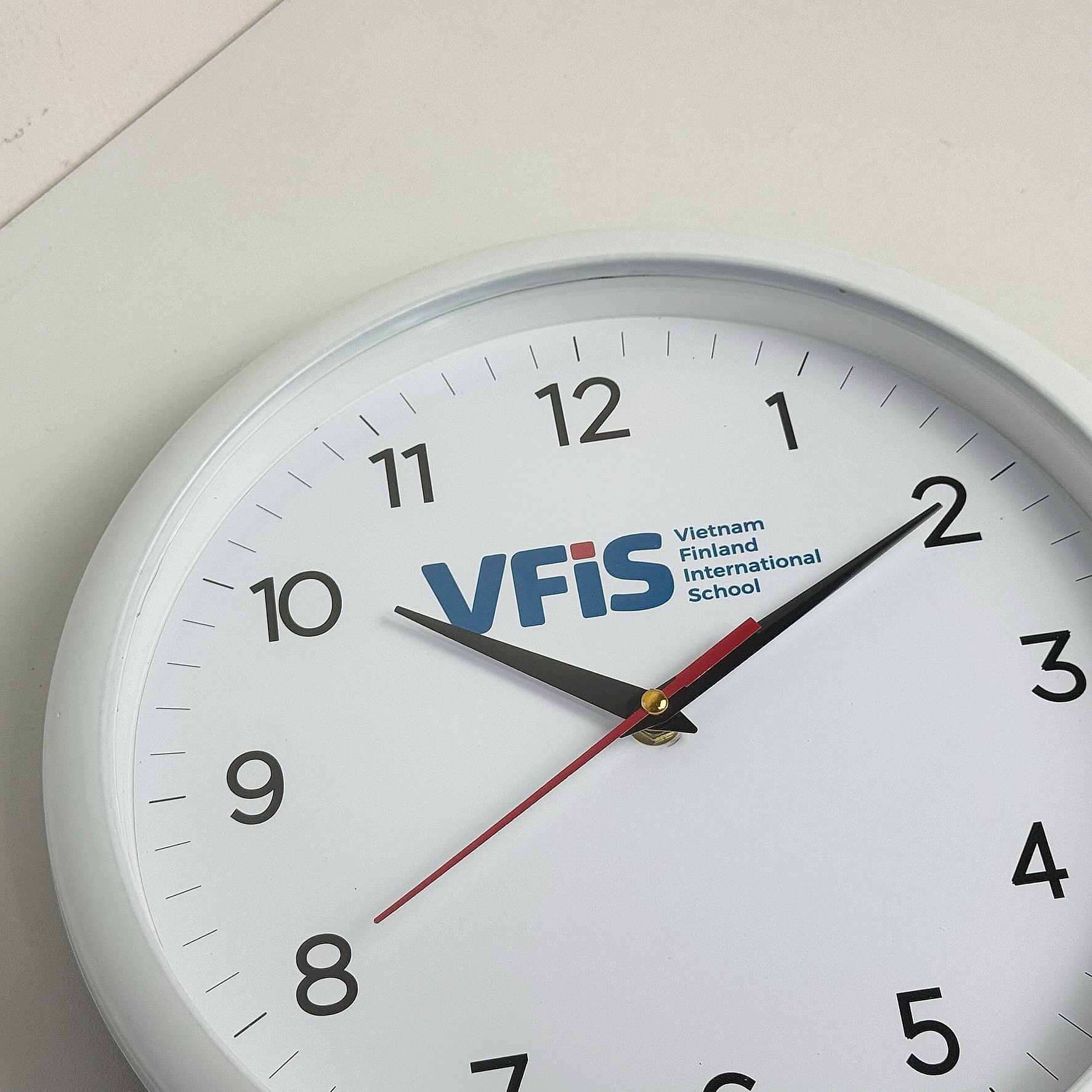 Mẫu đồng hồ treo tường in logo VFiS theo yêu cầu