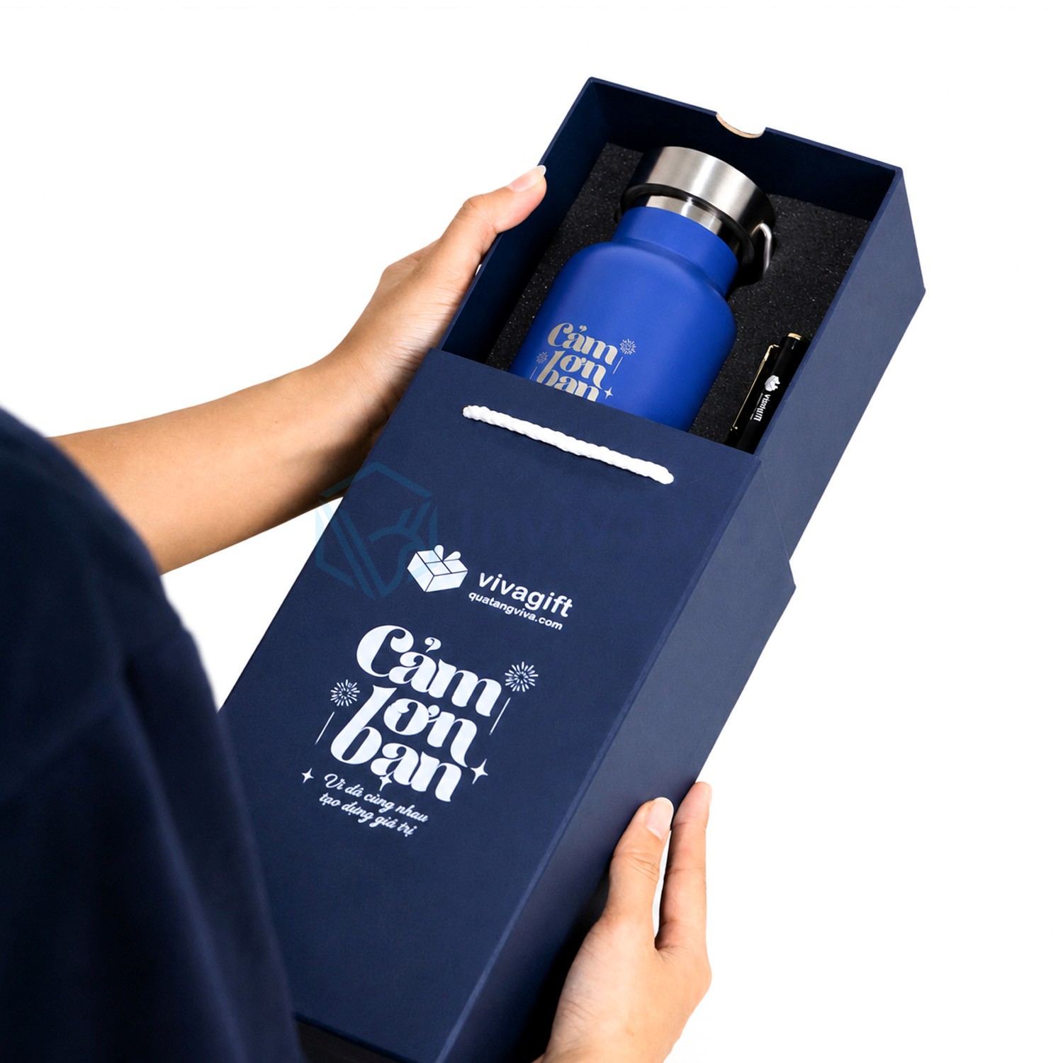 Mẫu hộp ngăn kéo có quai xách đựng bình giữ nhiệt và bút