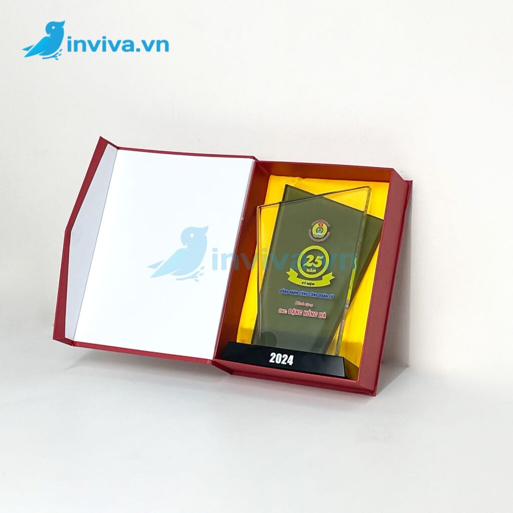 Dịch vụ in kỷ niệm chương theo yêu cầu, giá tốt từ 100.000đ tại HCM - Thiết kế mẫu miễn phí - Inviva.vn