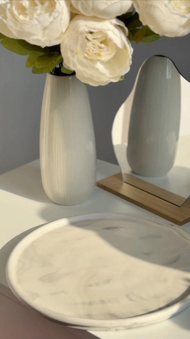 Background chụp mỹ phẩm với bục khối đá cẩm thạch trắng