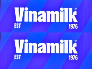 Logo Vinamilk nền sọc xanh